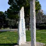 Riproduzione della forma pi� antica di orologio solare, � formata da due grandi monoliti in pietra di Trani, simili a dei menhir. Sulle sculture, alte rispettivamente 3,75 metri l�anteriore e 3,60 metri la posteriore, � scolpito il motto Solis, scientiae et artis opus (Opera del sole, della scienza e dell�arte)